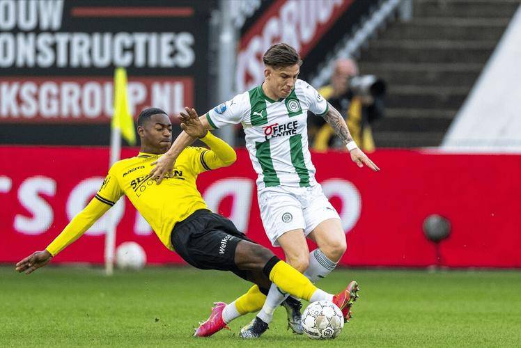 在嘈杂球场 在嘈杂球场